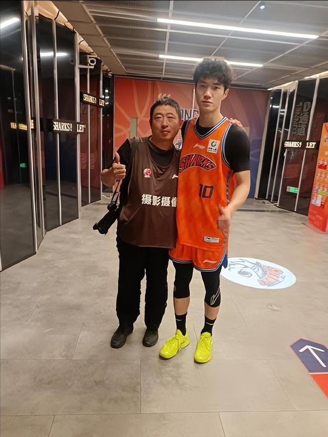 李昊首秀!韦世豪担任队长,国足对阵新加坡首发出炉,武磊替补