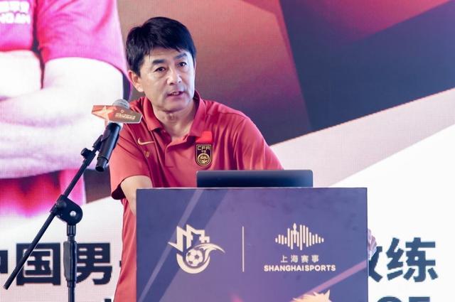 丢人！上海阿根廷球迷在警方面前公然挑衅 模仿猩猩种族歧视黑人