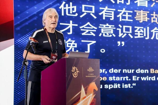 丢人！上海阿根廷球迷在警方面前公然挑衅 模仿猩猩种族歧视黑人