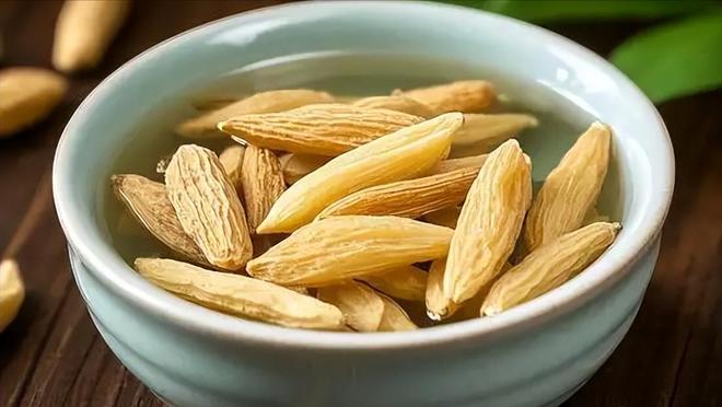 字母哥记录了自己在热火的第一天,他会在训练营前一周到达迈阿密