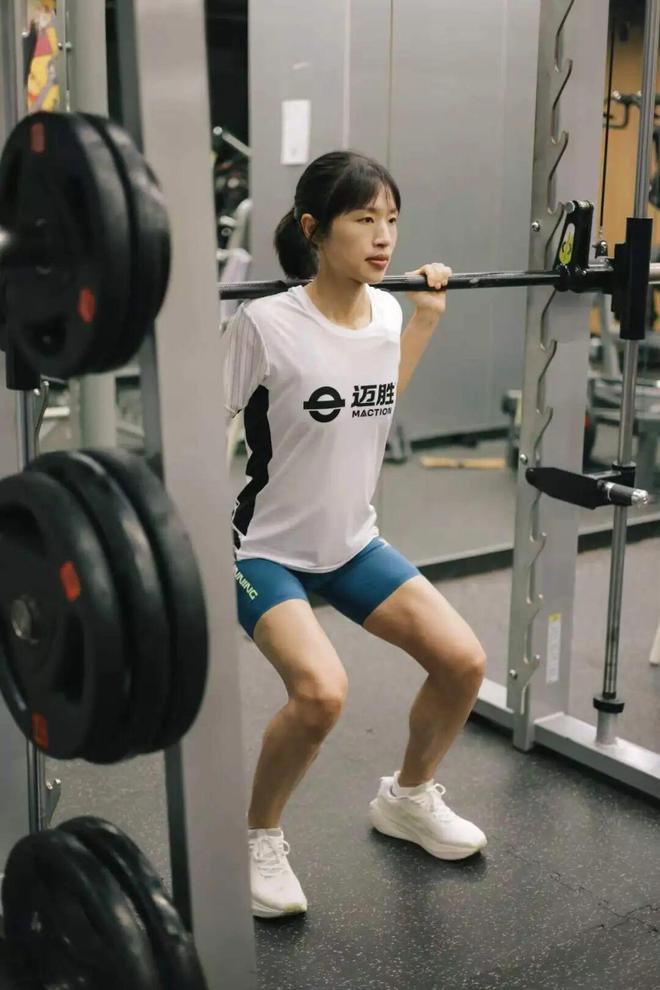 人类极限挑战!波兰游泳选手56小时不睡觉横渡波罗的海,抵达终点踉跄颤抖跪地