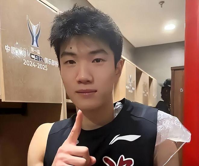 李昊首秀!韦世豪担任队长,国足对阵新加坡首发出炉,武磊替补