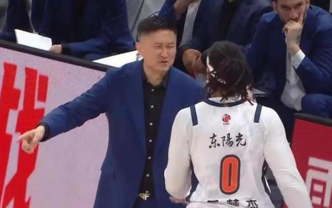 镜报:曼联正接触狼队中场若昂